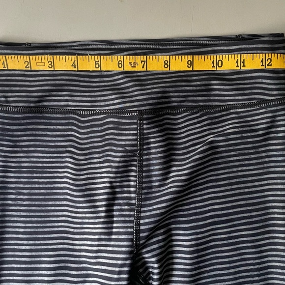 Under Armour Black‎ and Gray Capri Heat Gear Compression Leggings sz small - Picture 6 of 6